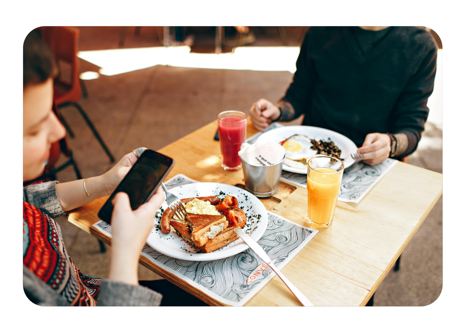 Équipe de Com'Inspire travaillant sur des stratégies de community management personnalisées pour les entreprises CHR. Découvrez nos services de gestion des réseaux sociaux dédiés aux Cafés, Hôtels et Restaurants (CHR). Com'Inspire vous aide à augmenter votre visibilité en ligne, à créer du contenu engageant, et à optimiser vos campagnes de communication digitale pour fidéliser votre clientèle et améliorer votre réputation numérique. Contactez-nous pour développer une stratégie de community management efficace et sur mesure.